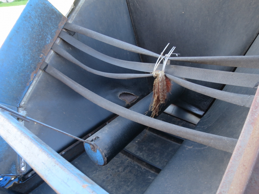 4081 EMVE feeding conveyor with small hopper