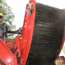5287 Dewulf GBC carrot harvester with bunker