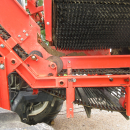 5287 Dewulf GBC carrot harvester with bunker