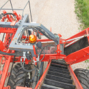 5287 Dewulf GBC carrot harvester with bunker