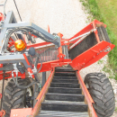 5287 Dewulf GBC carrot harvester with bunker