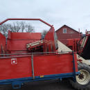 6267 Simon carrot harvester R1B3 with bunker
