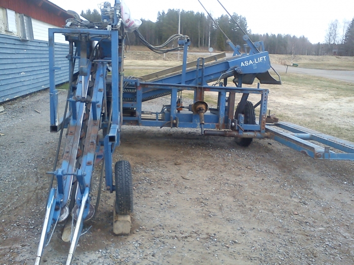 4176 Asa-Lift carrot harvester with box table