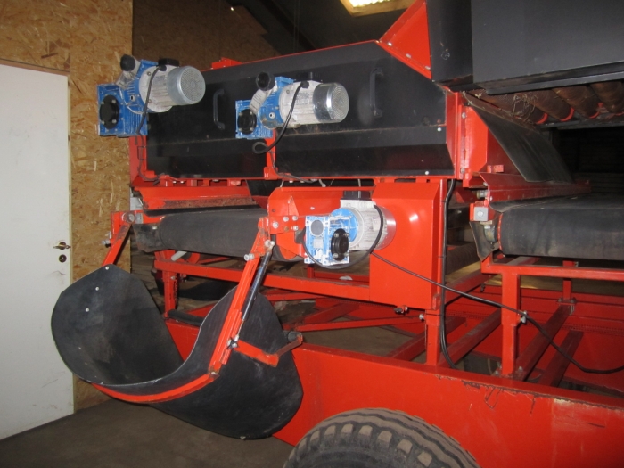 3230 EKKO receiving hopper with roller cleaner and 1200 mm screen grader