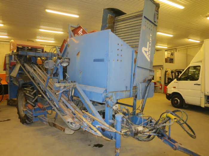 5490 Asa-Lift carrot harvester with bunker