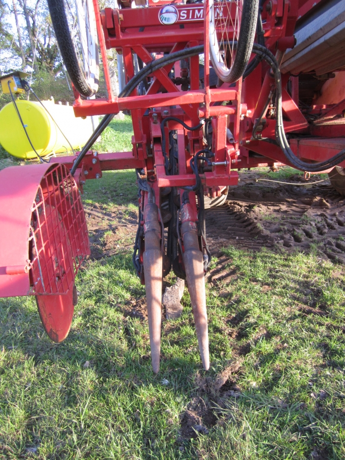 3352 Simon carrot harvester 1 row with bunker