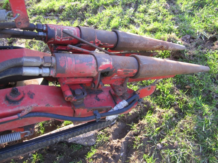 3352 Simon carrot harvester 1 row with bunker