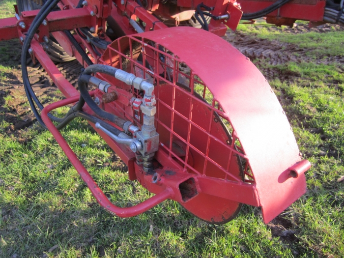 3352 Simon carrot harvester 1 row with bunker