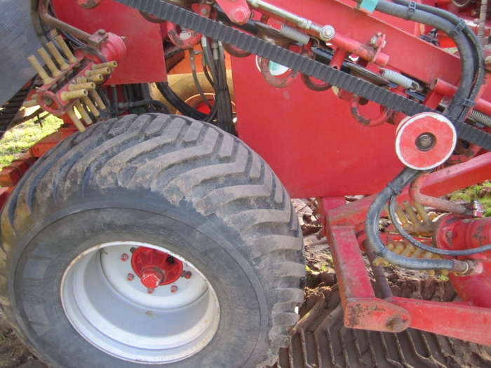 3352 Simon carrot harvester 1 row with bunker