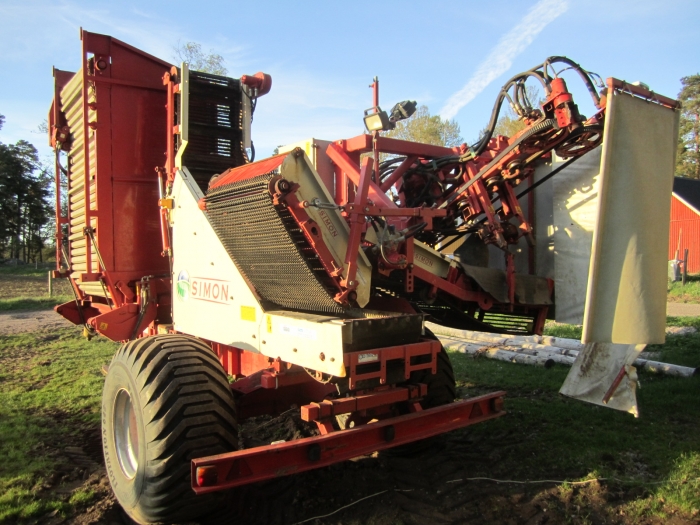 3352 Simon carrot harvester 1 row with bunker