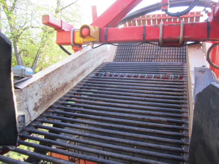 3352 Simon carrot harvester 1 row with bunker