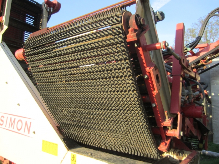 3352 Simon carrot harvester 1 row with bunker