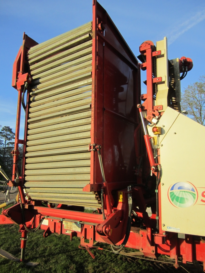 3352 Simon carrot harvester 1 row with bunker