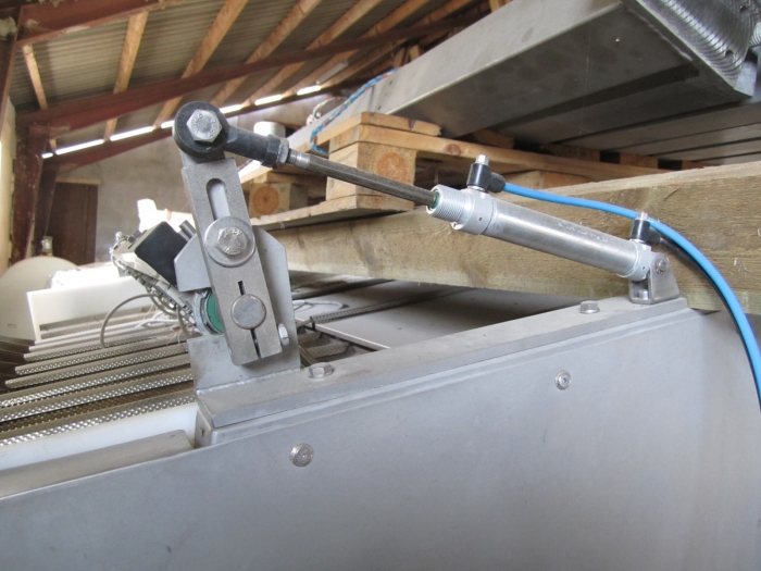 3381 Upmann weigher and tray packing line