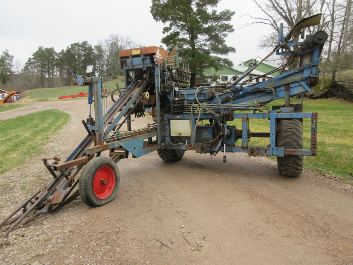 5940 Asa-Lift carrot harvester with roller table