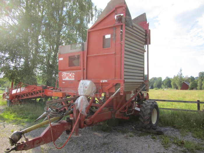 3417 Simon carrot harvester 1 row with bunker