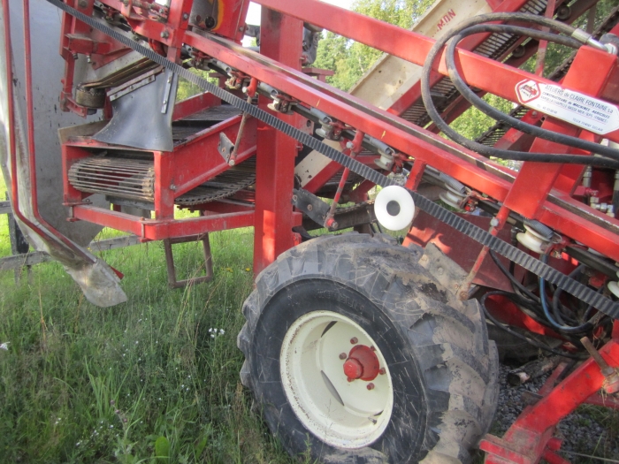 3417 Simon carrot harvester 1 row with bunker