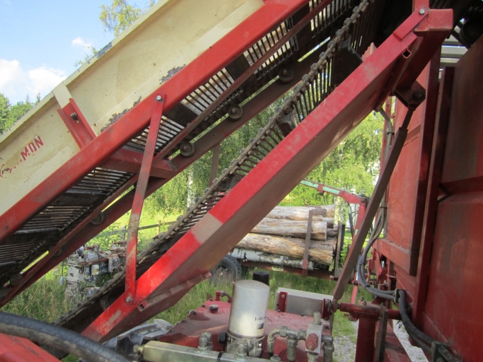 3417 Simon carrot harvester 1 row with bunker