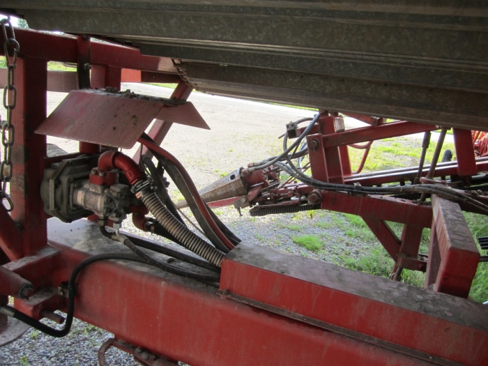 3417 Simon carrot harvester 1 row with bunker