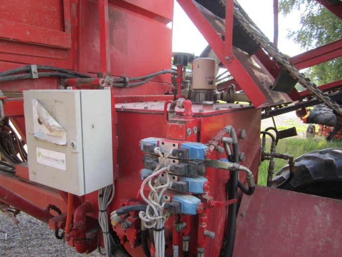 3417 Simon carrot harvester 1 row with bunker