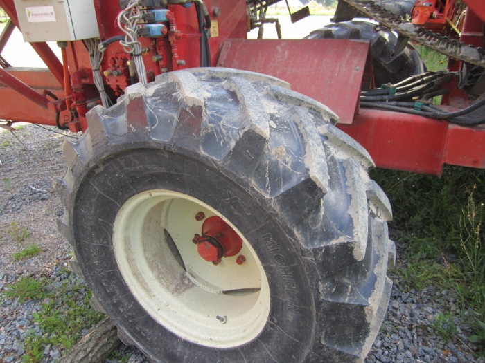 3417 Simon carrot harvester 1 row with bunker