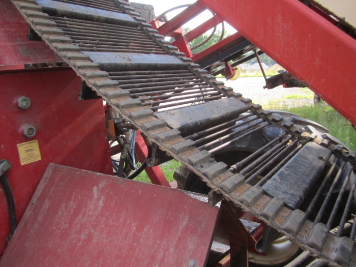 3417 Simon carrot harvester 1 row with bunker