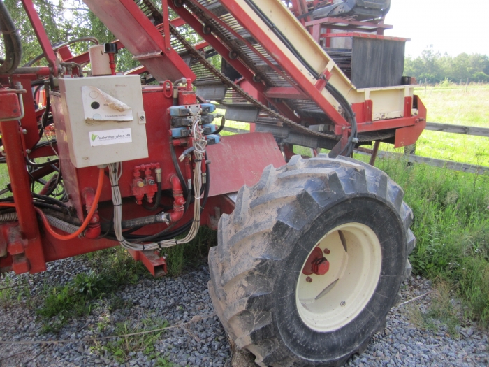 3417 Simon carrot harvester 1 row with bunker