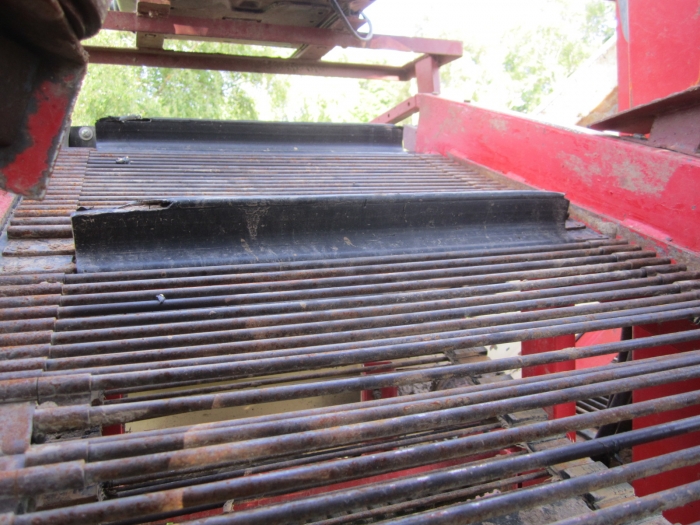 3417 Simon carrot harvester 1 row with bunker
