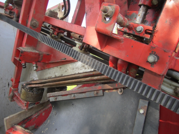 3417 Simon carrot harvester 1 row with bunker