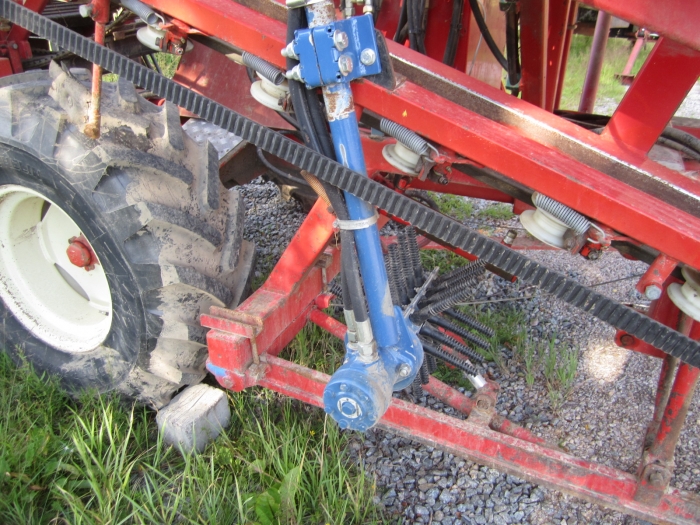 3417 Simon carrot harvester 1 row with bunker