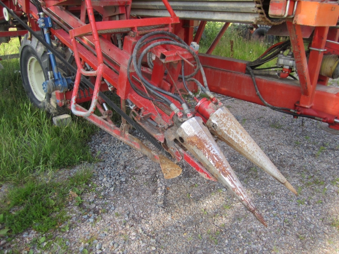3417 Simon carrot harvester 1 row with bunker