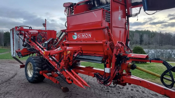 6267 Simon carrot harvester R1B3 with bunker