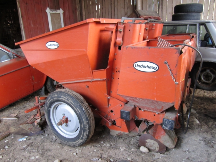 3432 Underhaug UN 2 row potato planter with fertilizer
