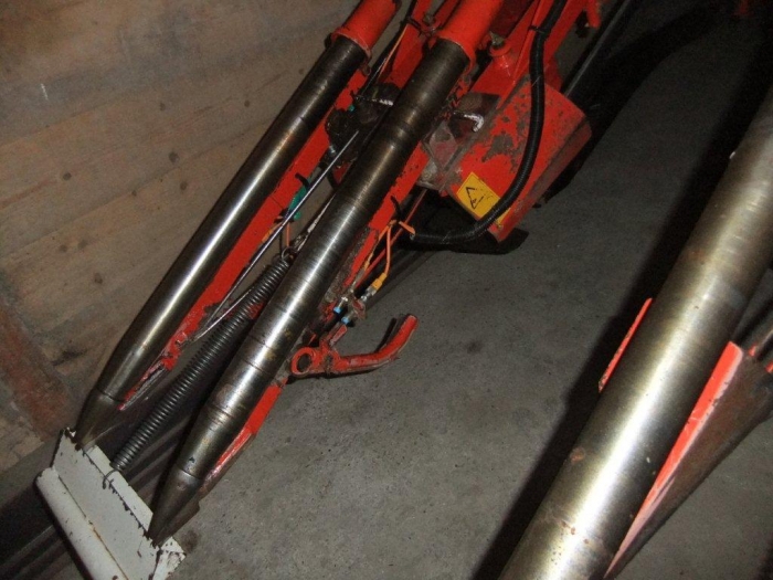 3460 Dewulf 2 row carrot harvester with elevator