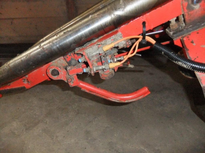 3460 Dewulf 2 row carrot harvester with elevator