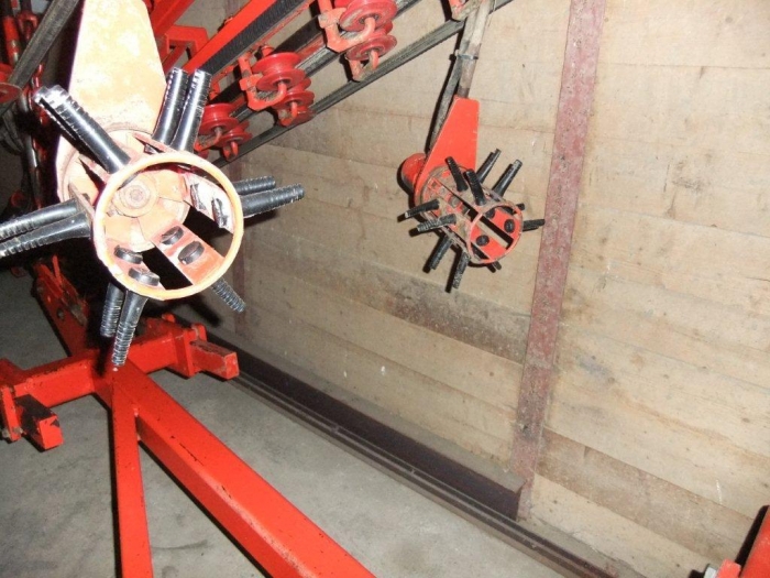 3460 Dewulf 2 row carrot harvester with elevator