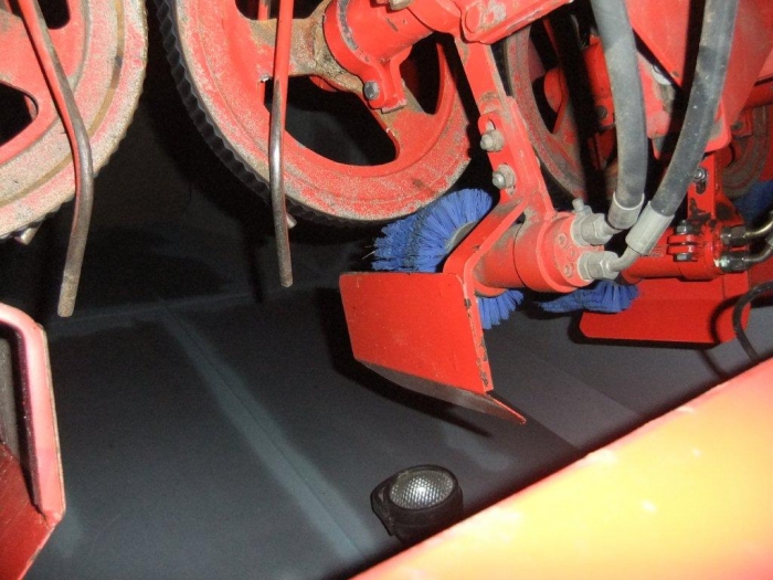 3460 Dewulf 2 row carrot harvester with elevator