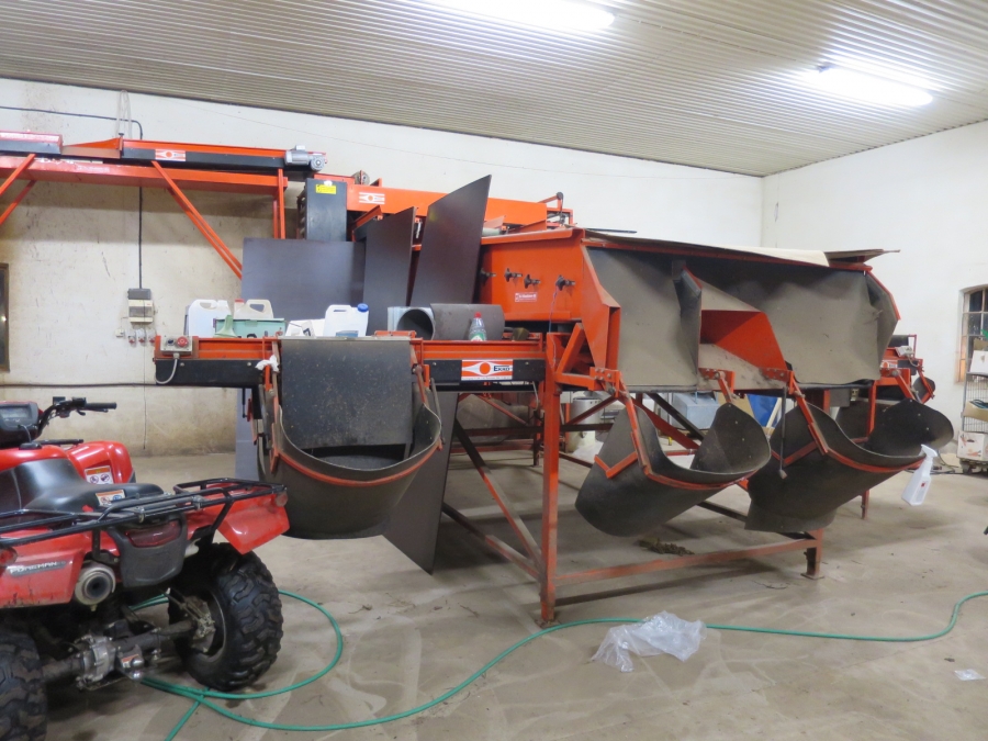 4103 EKKO complete grading and washing line for carrots