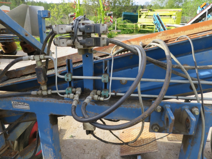 4105 Asa-Lift combi mini carrot harvester 1 row with roller table