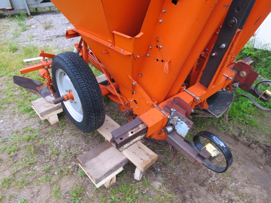 4158 Underhaug Potato planter 2 row 