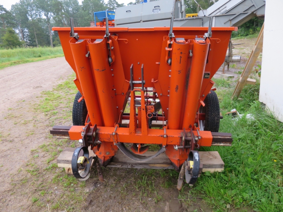 4158 Underhaug Potato planter 2 row 