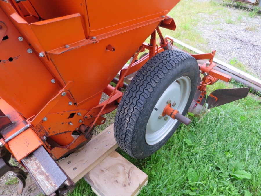 4158 Underhaug Potato planter 2 row 