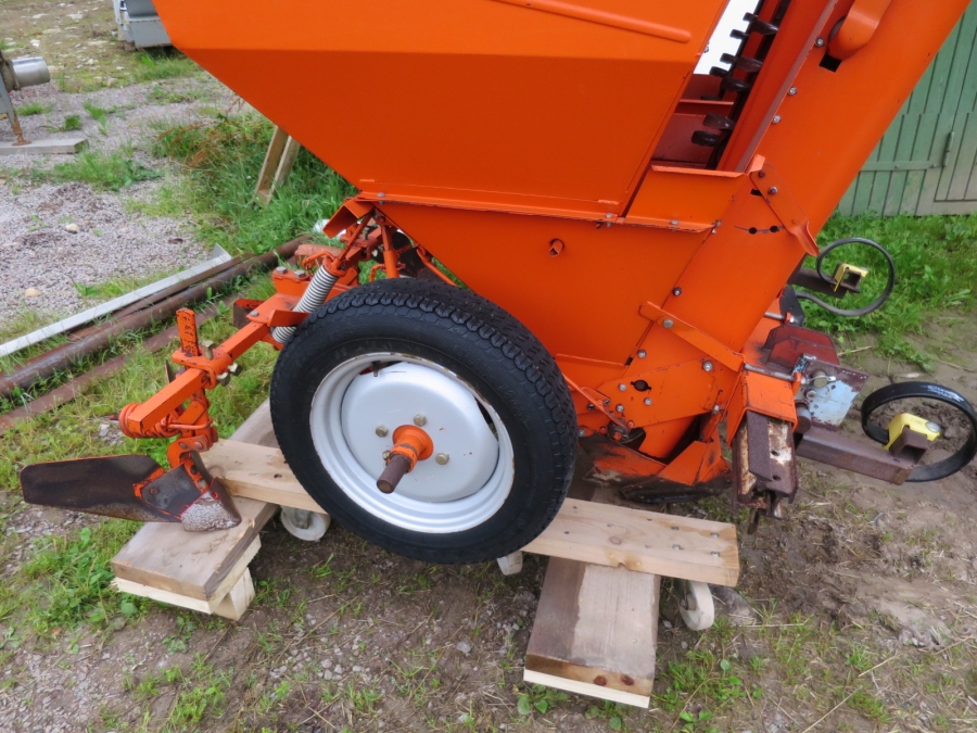 4158 Underhaug Potato planter 2 row 