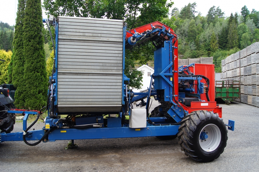 4166 Asa-Lift T-130B carrot harvester with bunker