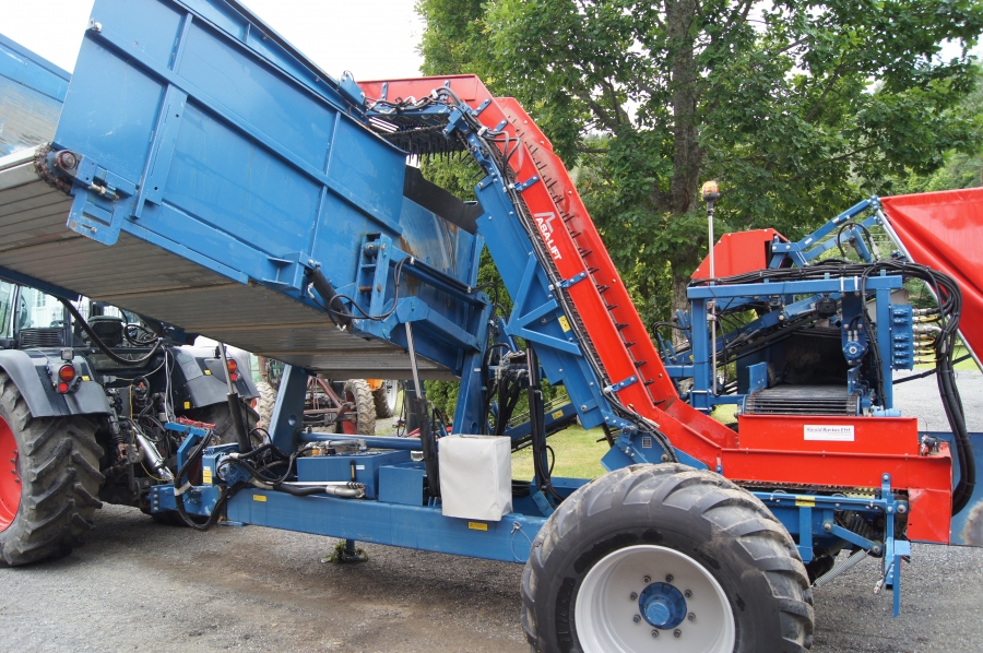 4166 Asa-Lift T-130B carrot harvester with bunker