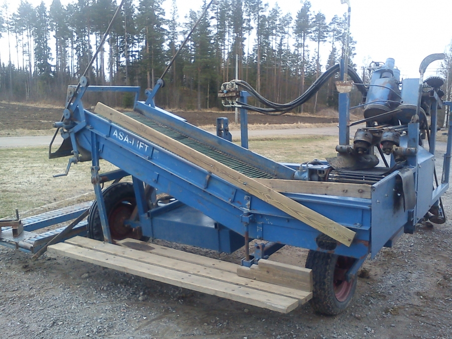 4176 Asa-Lift carrot harvester with box table