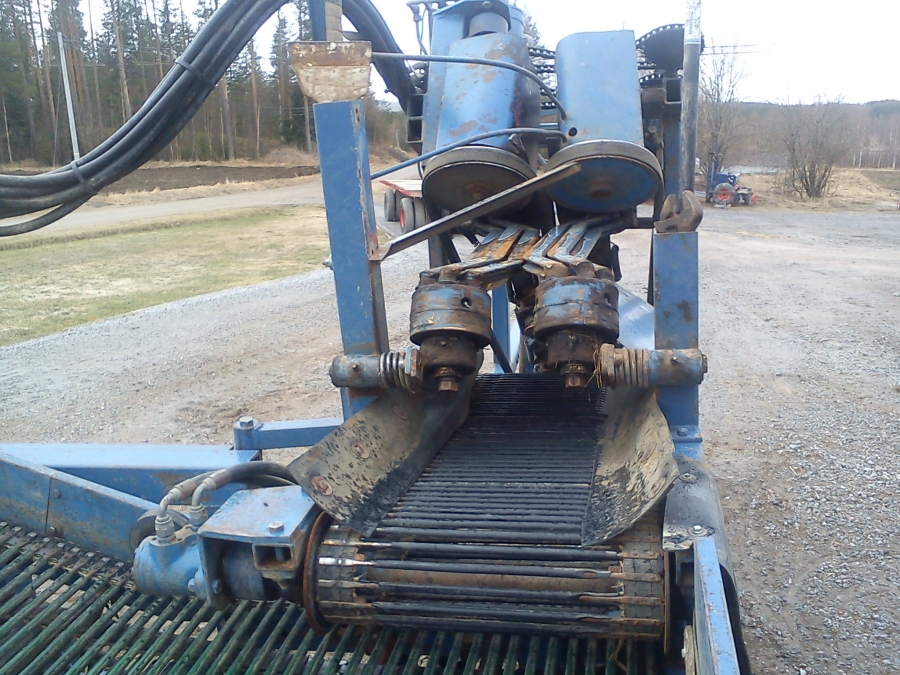 4176 Asa-Lift carrot harvester with box table