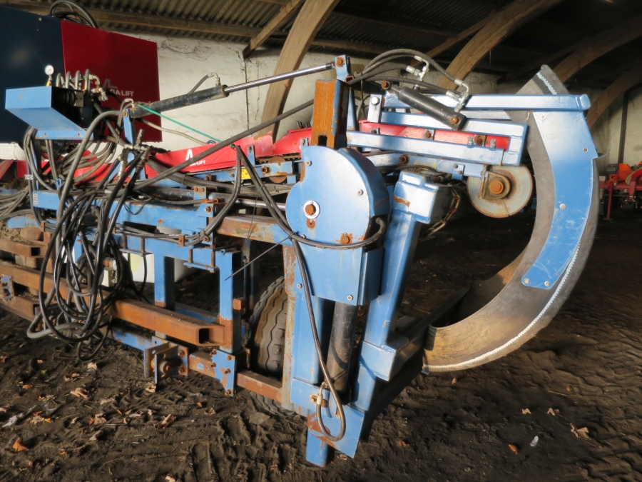 4208 Asa-Lift CM1000 carrot harvester for boxes