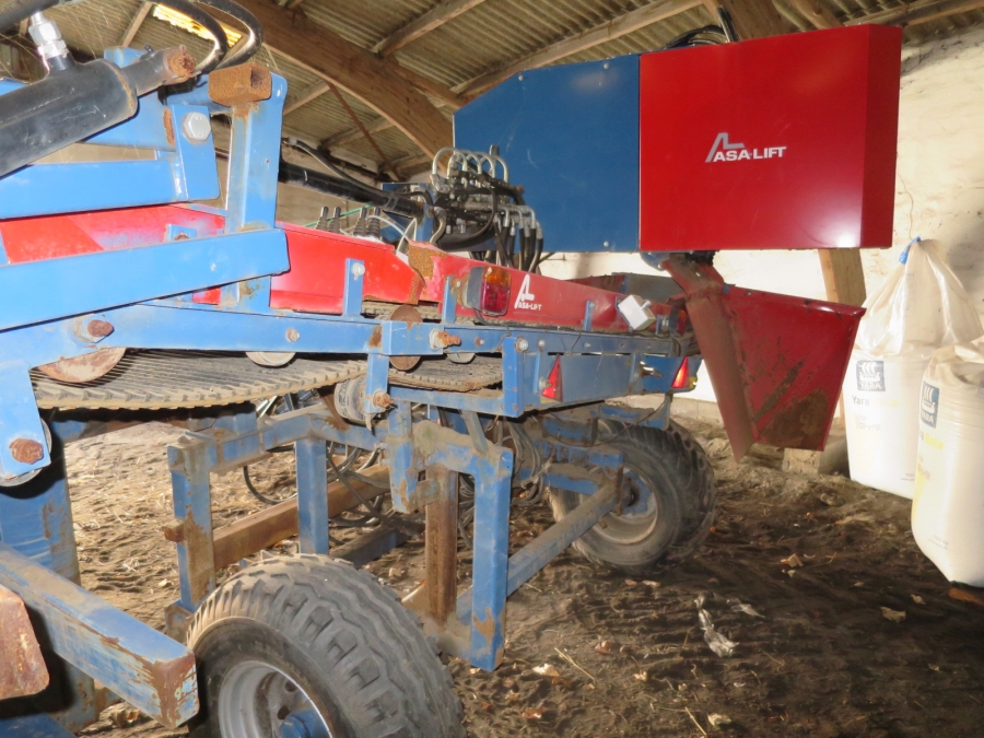 4208 Asa-Lift CM1000 carrot harvester for boxes