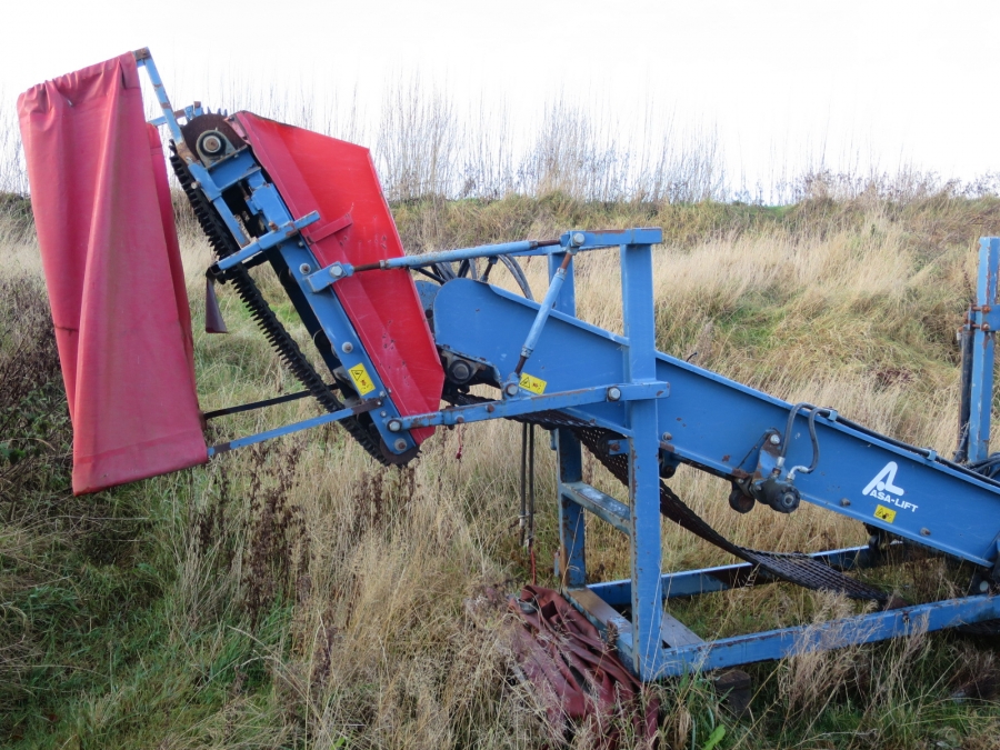4208 Asa-Lift CM1000 carrot harvester for boxes